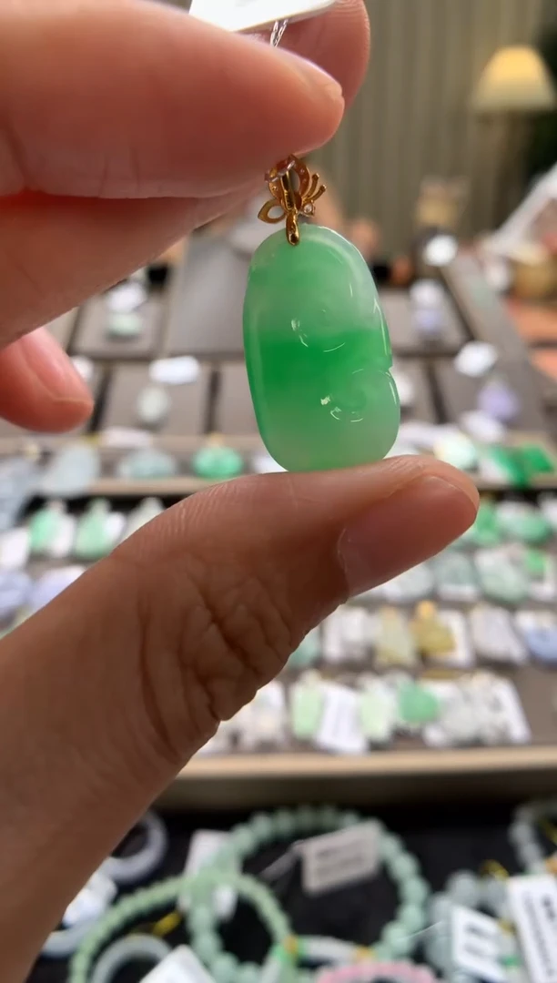 翡翠18K金镶嵌颈饰如意