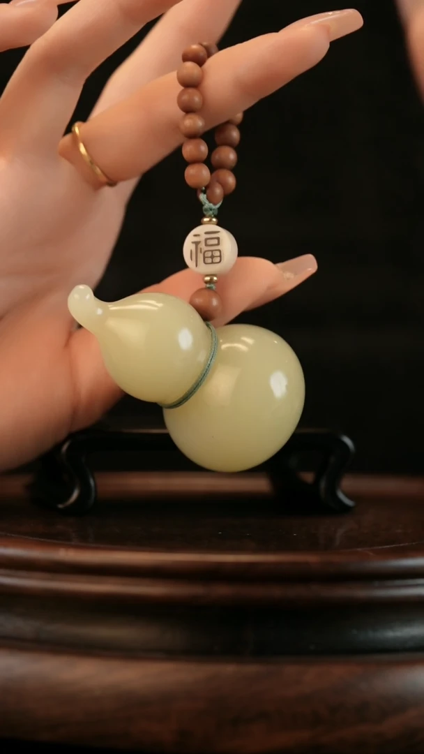云南石竹叶青雕刻：手捻福禄