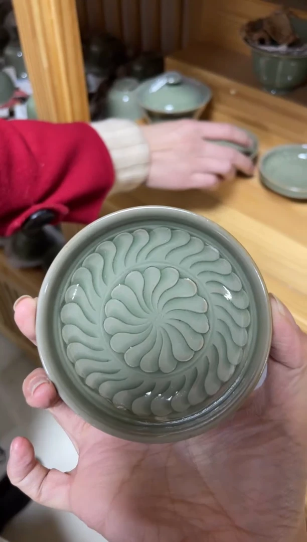 陶瓷王晓娜 纯手工秘色内里满刻菊纹普洱杯 （盖子形状）