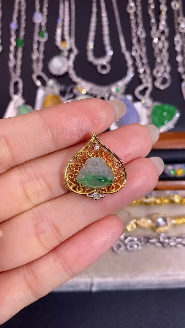 颈饰18K金镶嵌翡翠吊坠