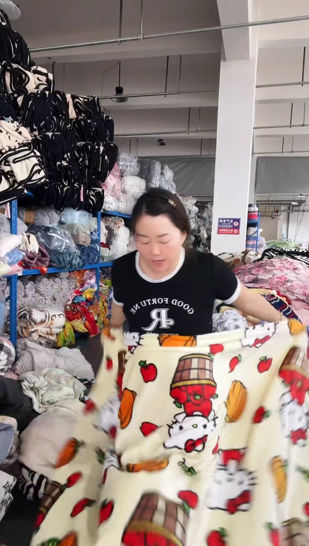 混纺主播手上展示的产品