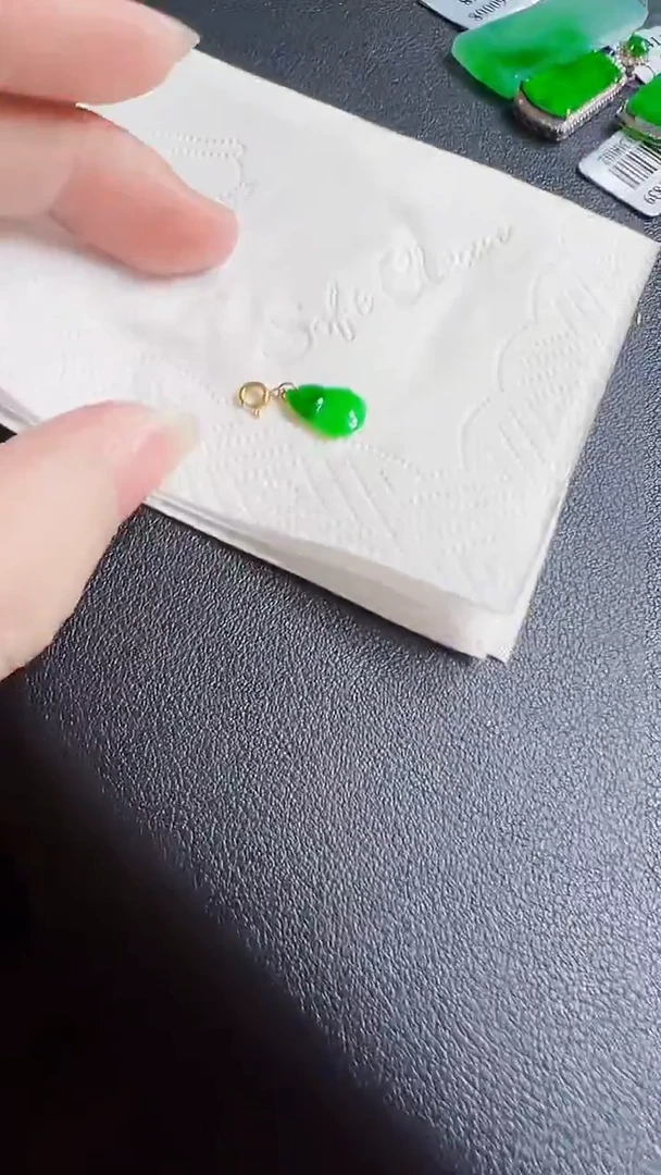 颈饰18K金镶嵌翡翠吊坠