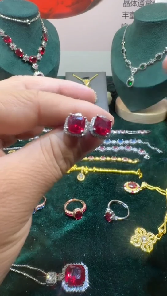 18K金镶嵌耳饰红宝石0