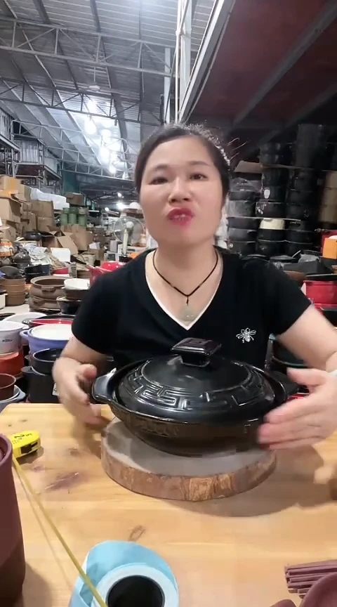 瑕疵黑色浅煲带盖