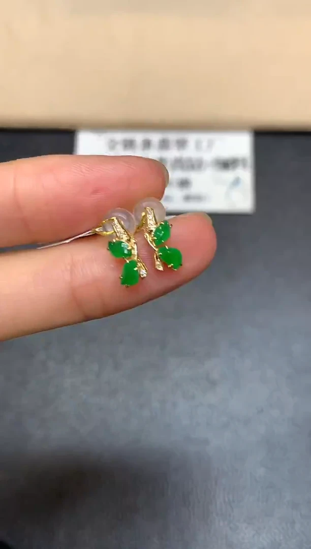 18K金镶嵌翡翠耳饰随形【无服务费