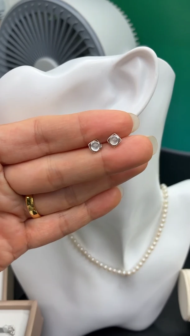 颈饰18K金镶嵌翡翠天然翡翠A货