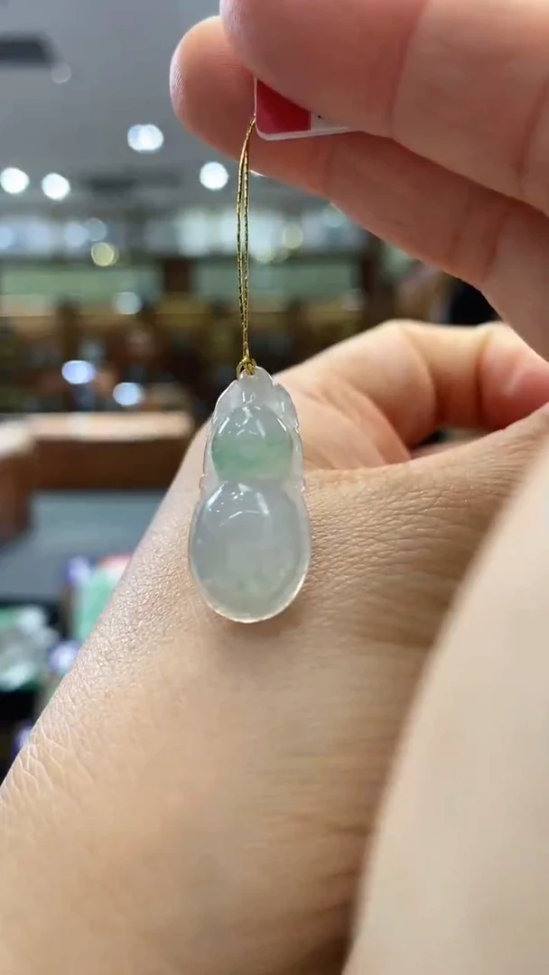 翡翠未镶嵌颈饰葫芦