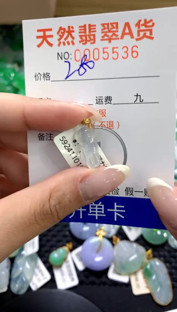 翡翠18K金镶嵌颈饰1111111111111111