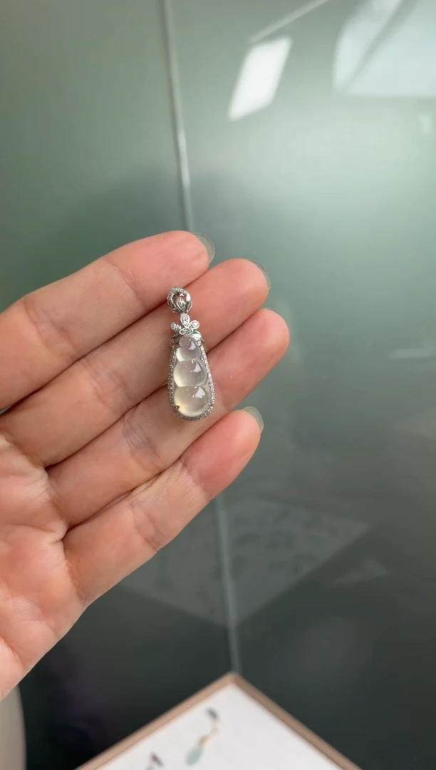 颈饰18K金镶嵌翡翠天然翡翠A货