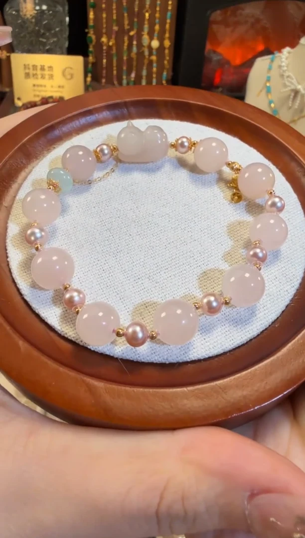 18K金镶嵌手链和田玉藕粉趴趴猫