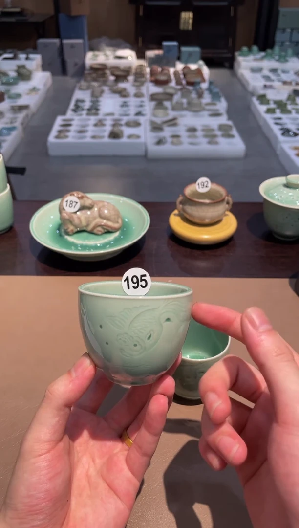 w***w195窑承龙泉青瓷印玲珑鱼杯