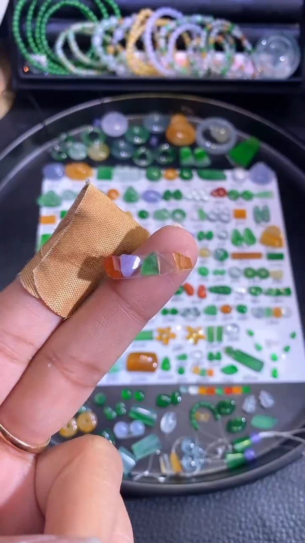 未镶嵌挂件翡翠切割