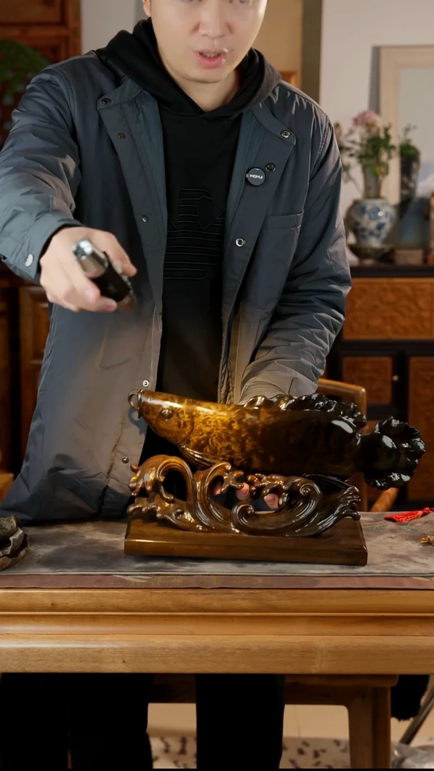 金丝楠木龙胆纹金龙鱼摆件