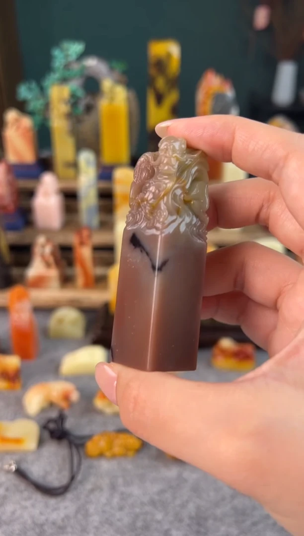 青田石变异菜花黄龙钮章1.9*2*7.1