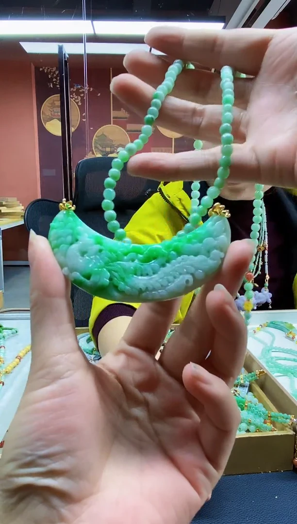 颈饰未镶嵌翡翠吊坠