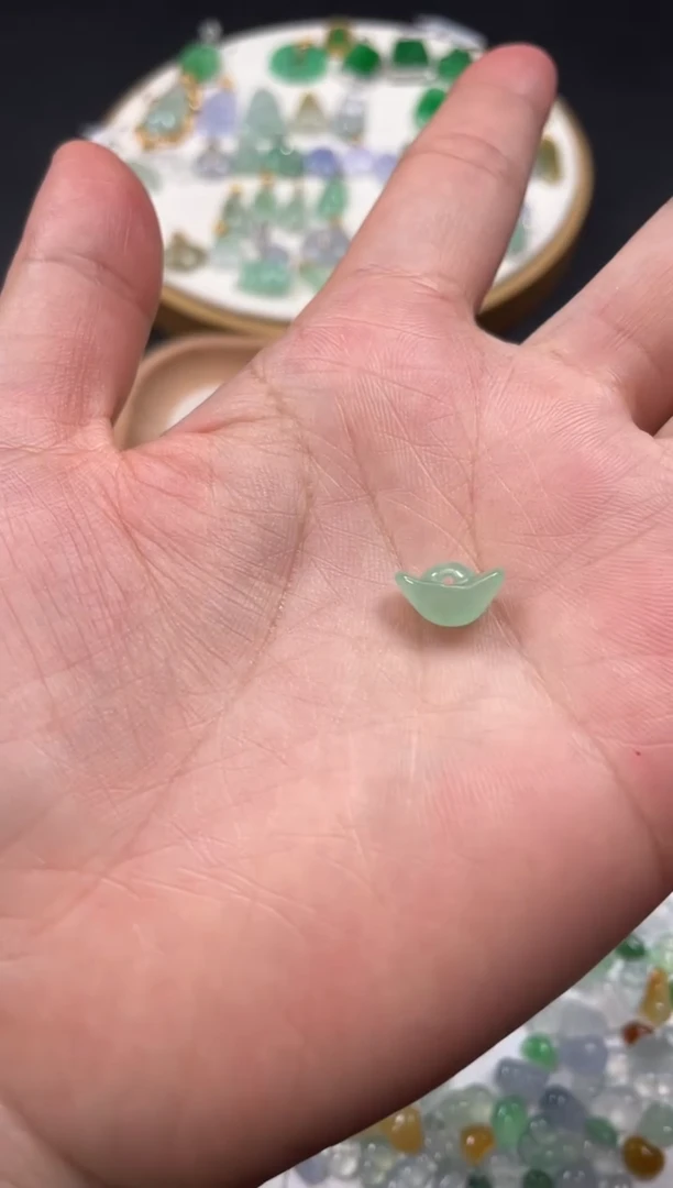 吊坠(不含链)18K金镶嵌翡翠一个JK323