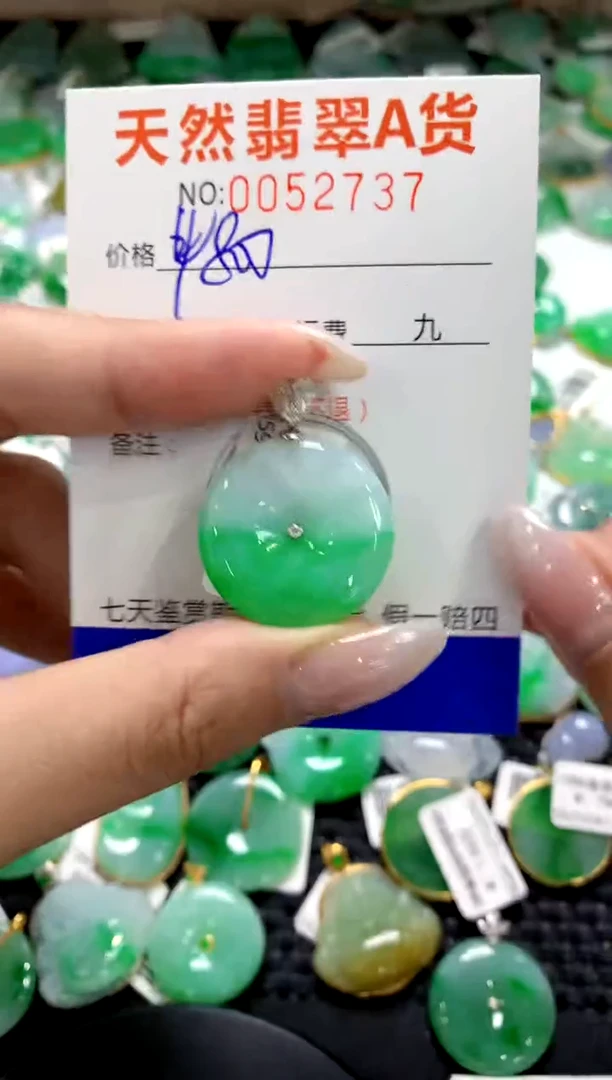 翡翠18K金镶嵌颈饰11111111111111111