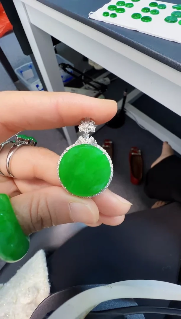 吊坠(不含链)18K金镶嵌翡翠25800