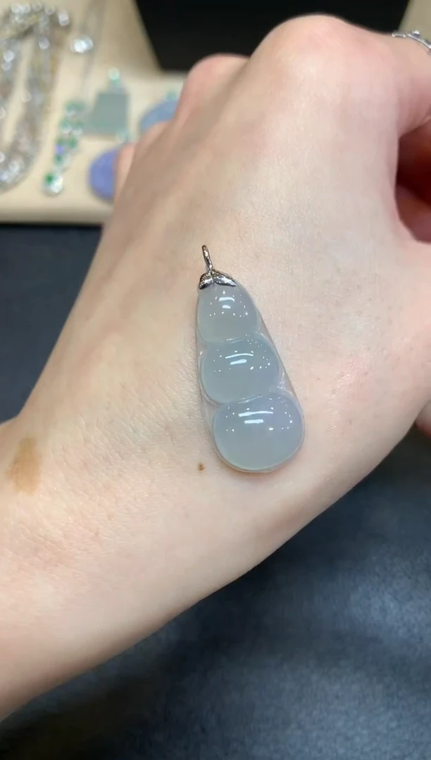 【闪购商品】翡翠颈饰18K金镶嵌福豆【无服务费】