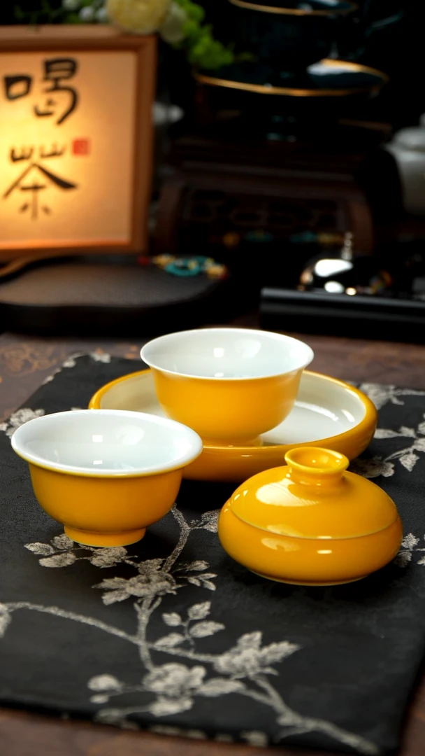 江壶见陶瓷鸡油黄套组