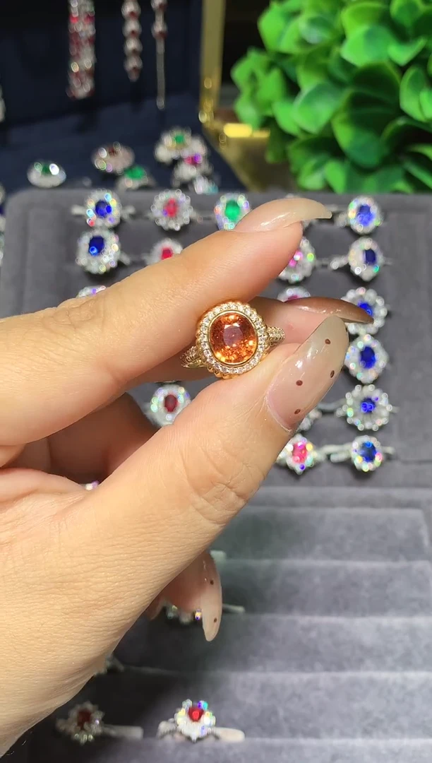 18K金镶嵌戒指石榴石3.0ct