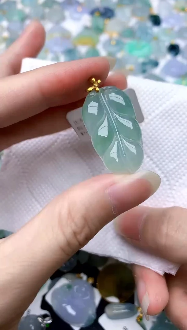 颈饰18K金镶嵌翡翠天然A货翡翠