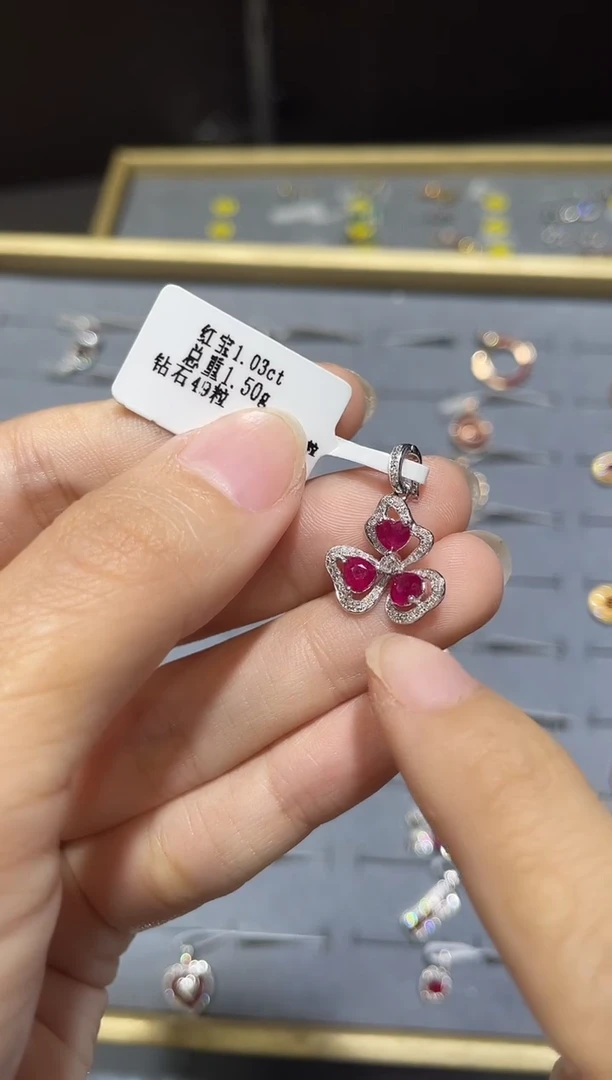 颈饰18K金镶嵌红宝石吊坠