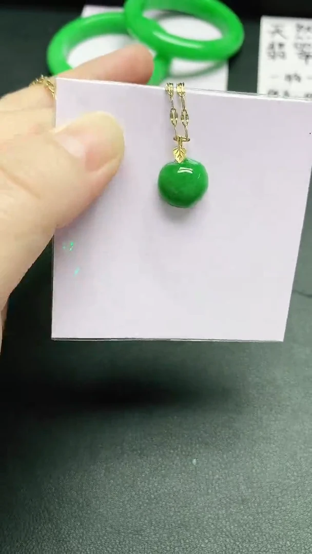 颈饰18K金镶嵌翡翠赠礼盒证书