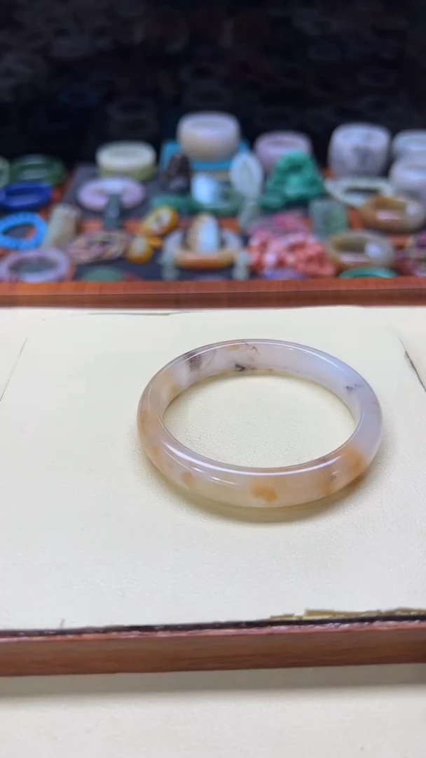 未镶嵌手镯石英质玉。*090