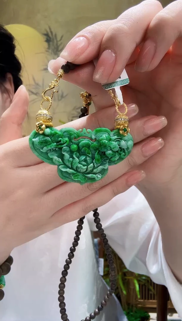 颈饰未镶嵌翡翠吊坠