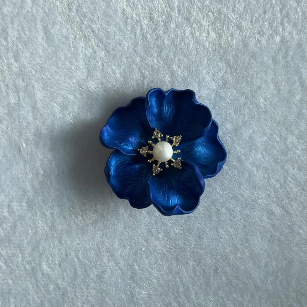 蓝色花朵款白色珍珠胸针