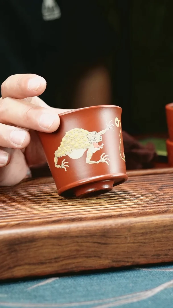 茶杯紫砂泥绘金蟾