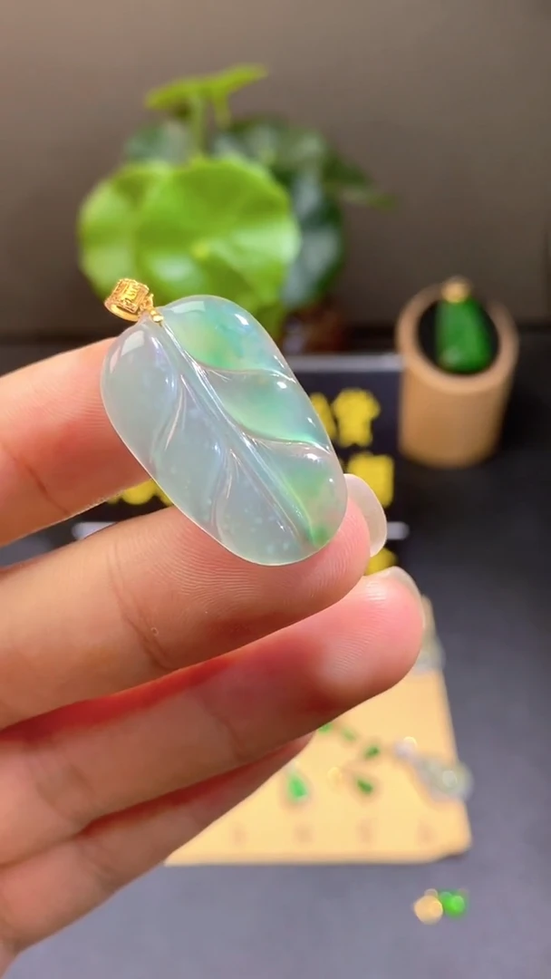 颈饰18K金镶嵌翡翠翡翠A货