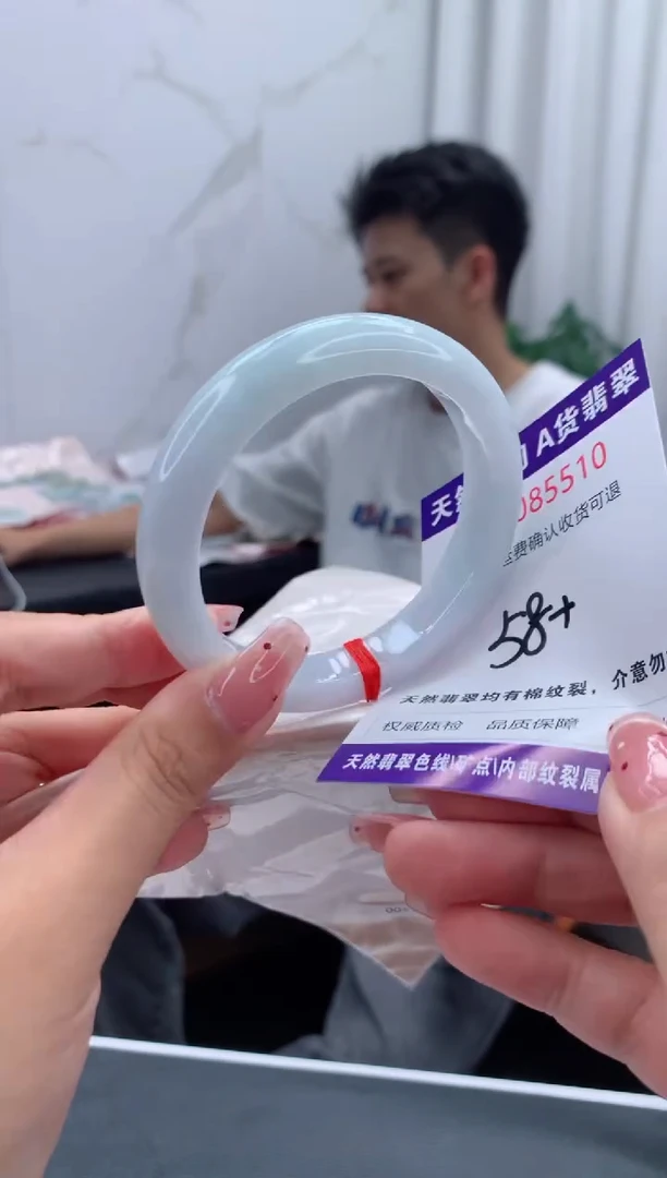 未镶嵌手镯翡翠有纹，完美者勿拍