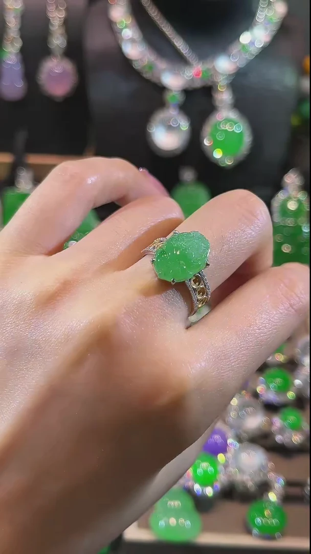 翡翠戒指18K金镶嵌戒指