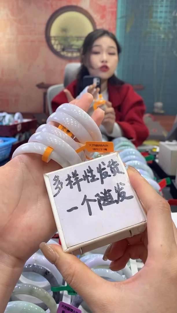 【闪购商品】翡翠手镯未镶嵌多样性发货仅发其一/18474