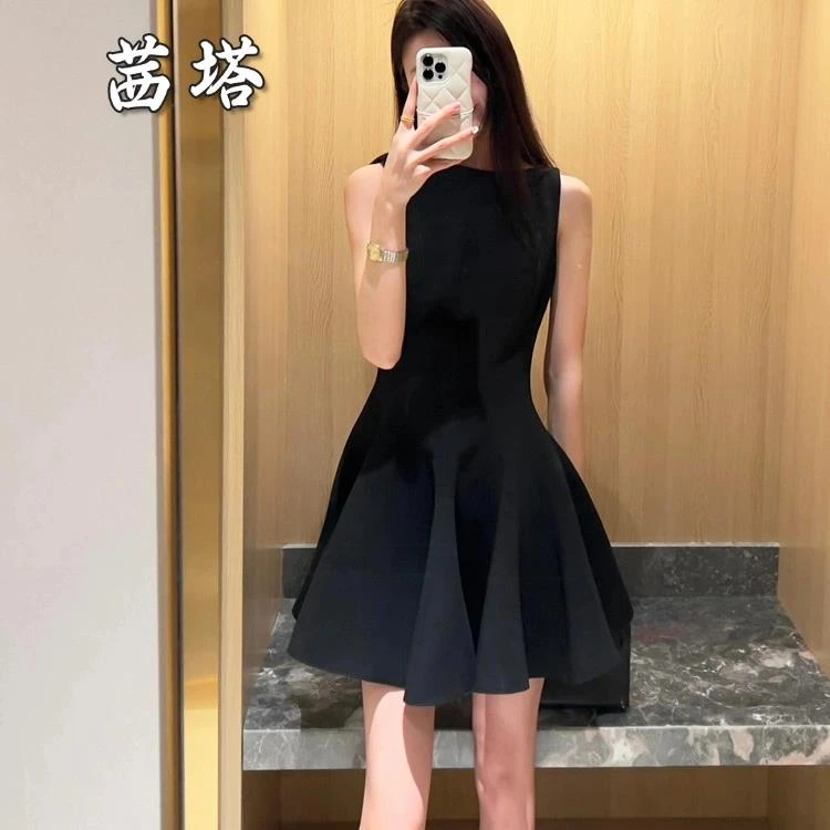高级感千金风收腰连衣裙女赫本风名媛打底无袖背心裙a字小黑裙短