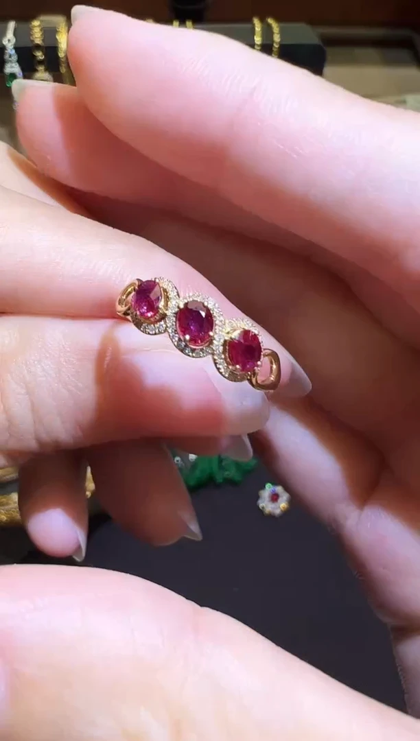 18K金镶嵌戒指红宝石0.53ct