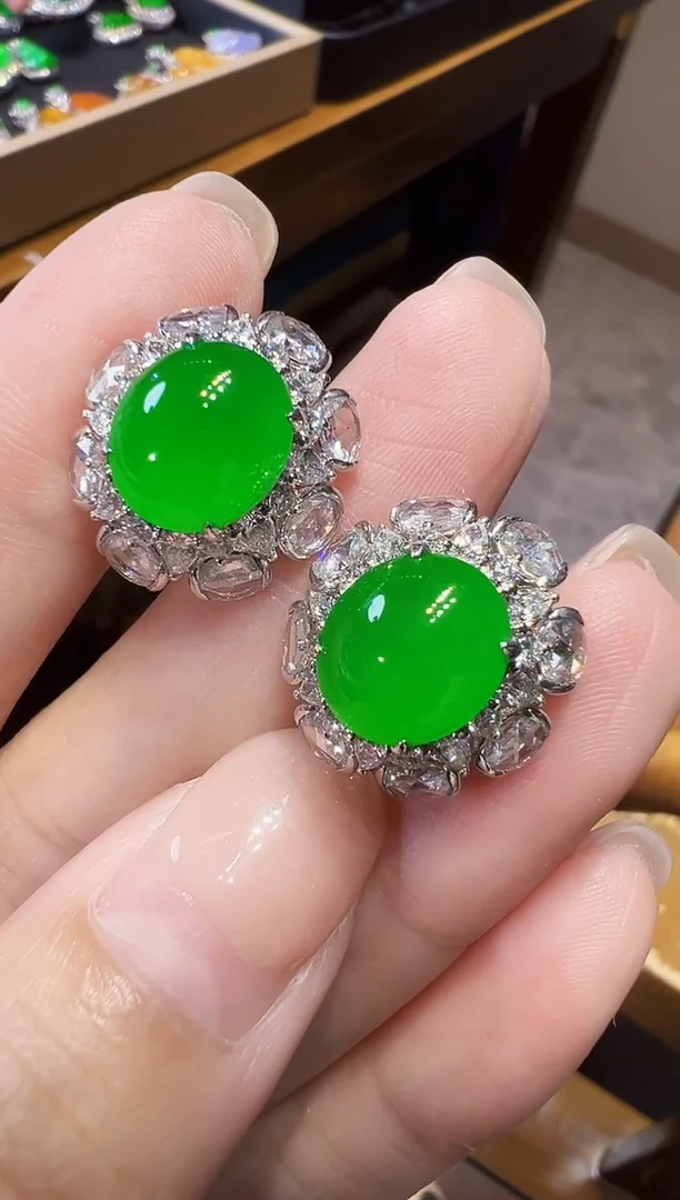 18K金镶嵌翡翠耳饰蛋面