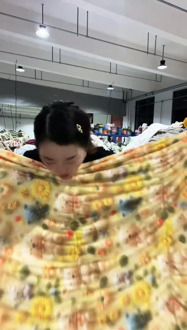 混纺主播手上展示的夏凉被