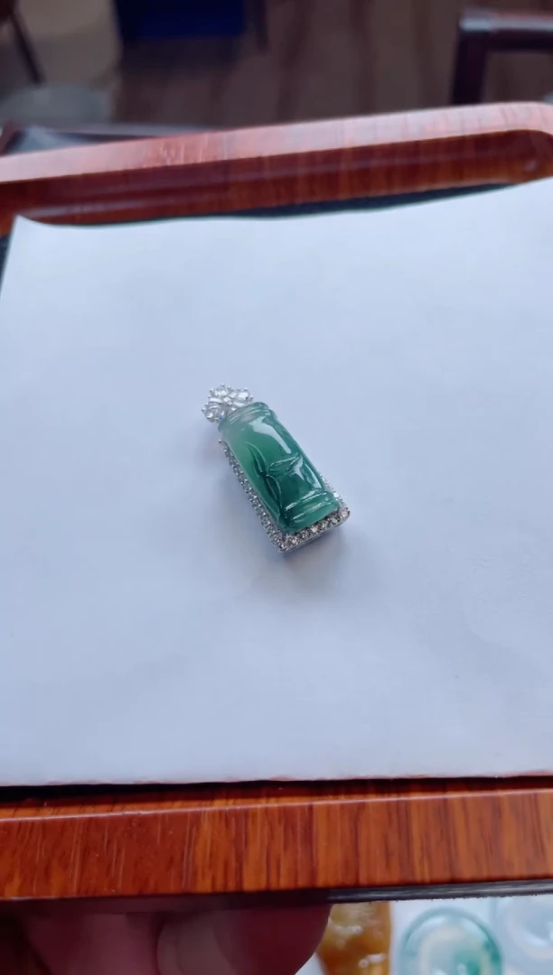 翡翠未镶嵌颈饰竹节