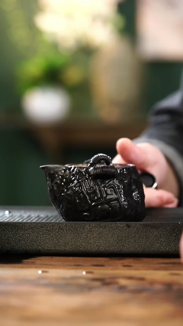 中式冰碛岩整石雕刻饕餮宝瓶壶