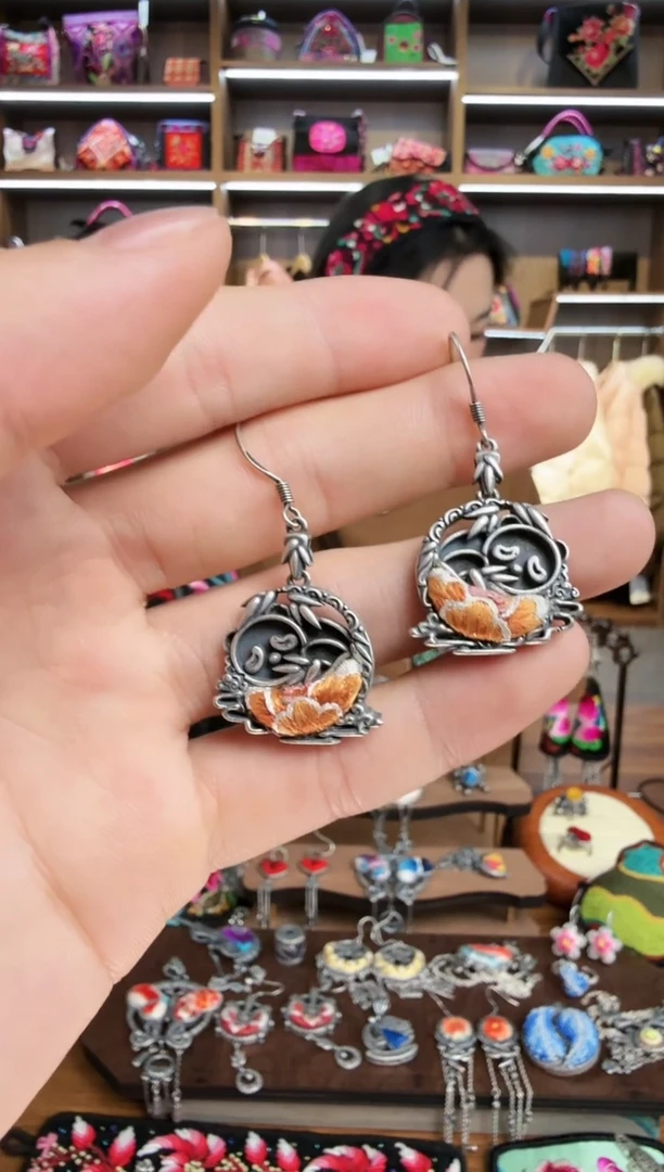 【闪购商品】织绣57蒙阿苏苗绣传承