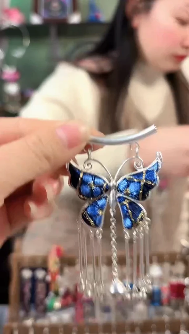 彩云南阁非遗老绣饰品335