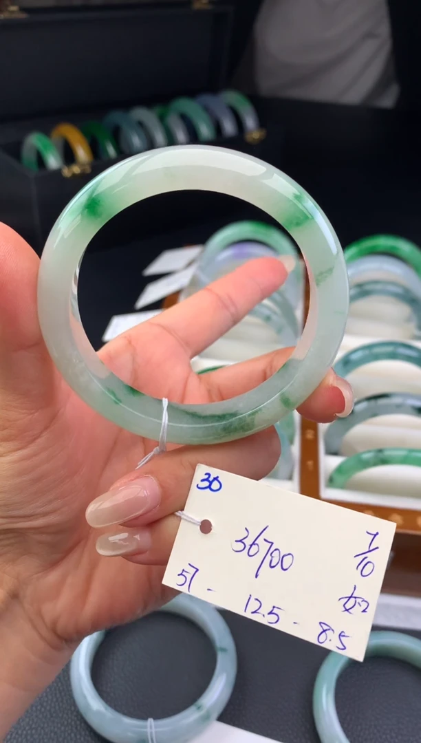 未镶嵌手镯翡翠深****司手镯订金