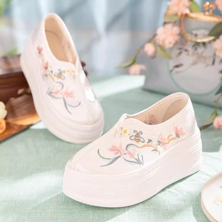 新中式绣花鞋女2025春季新款厚底增高单鞋舒适百搭古风汉服鞋子