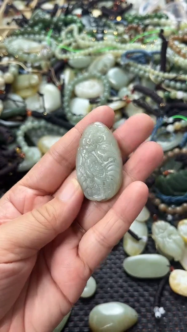 和田玉未镶嵌颈饰（多样性发一件）没有证书有瑕