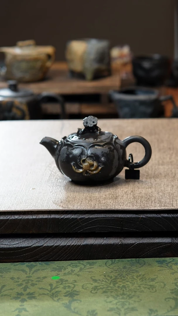 中式归玉堂冰碛岩重工雕刻俏色莲花壶