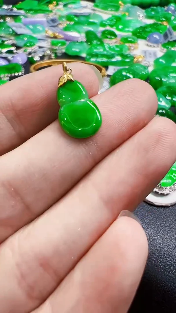 颈饰18K金镶嵌翡翠葫芦