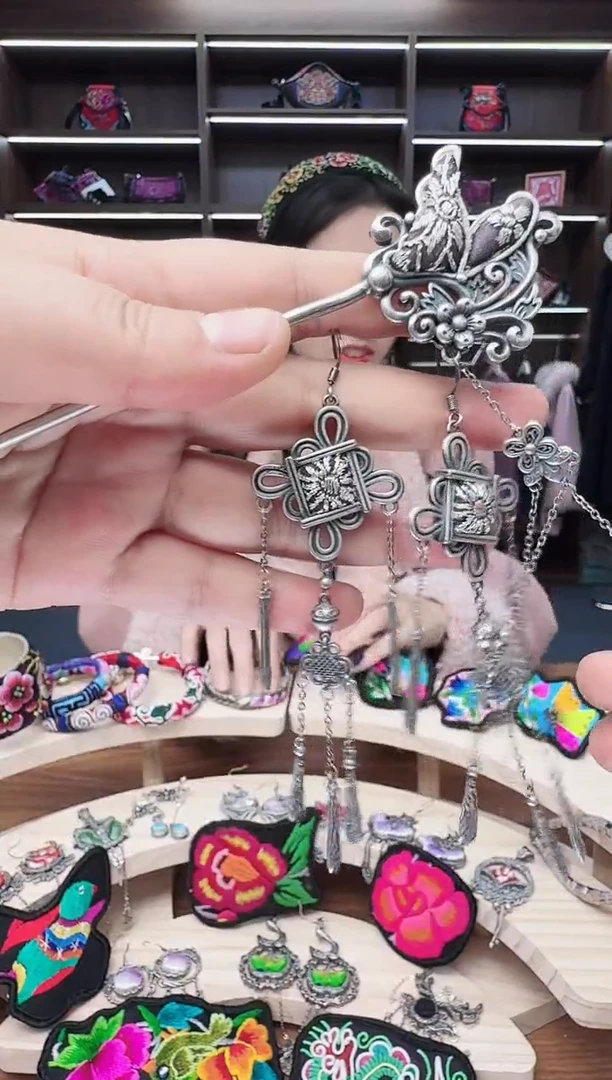 织绣24蒙阿苏苗绣传承